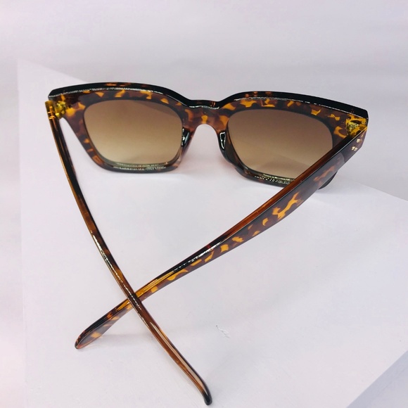 🆑 Square Frame Sunglasses in Tortoise - Picture 6 of 8